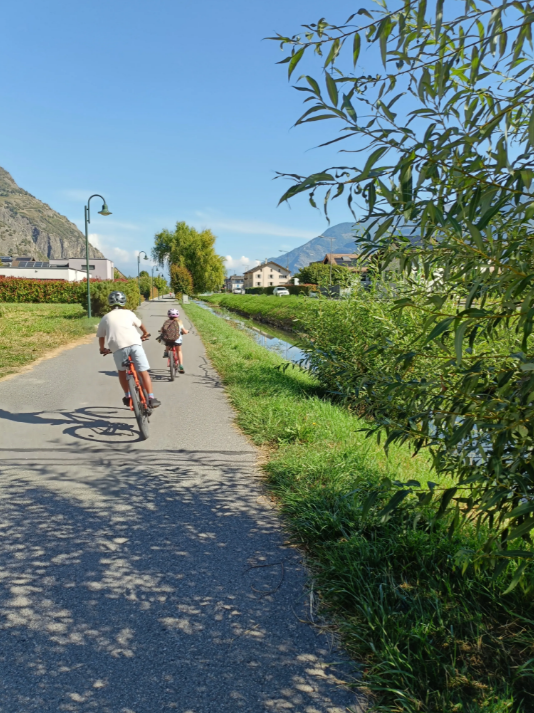 La rue cyclable le long du canal de Fully - Commune de Fully